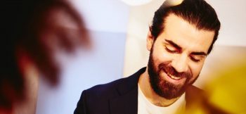 homme en gros plan, souriant